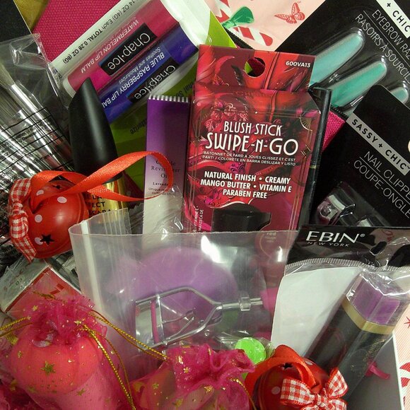 Merry & Matte-18-Piece Holiday Makeup Gift Set, Christmas Gifts for Her - Picture 4 of 6